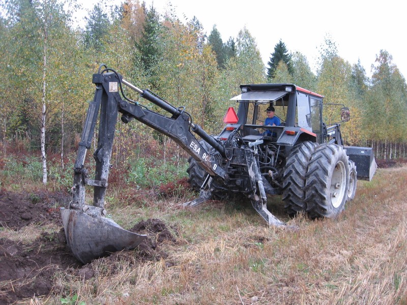 Ojan kaivua
Kuva on kahden vuoden takaa jossa kaivoin esa 90:llä ja valmet 655:lla ojjaa pellon reunassa.
