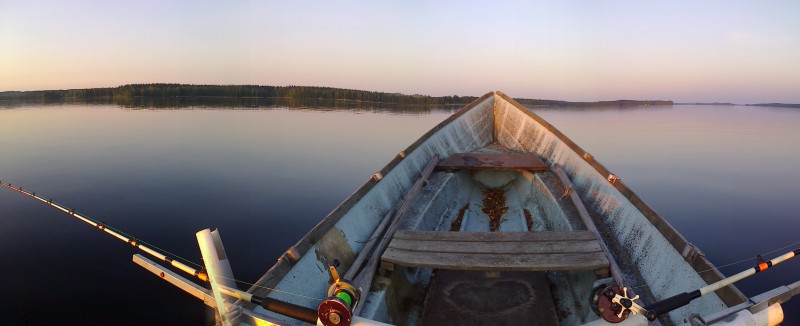 Uistelemassa
Nokian puhelimen panoraama asetusta kokkeilin.
Avainsanat: kesä vene kala