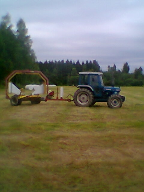 Käärimistä
Ford 5610 ja NHK 1700
