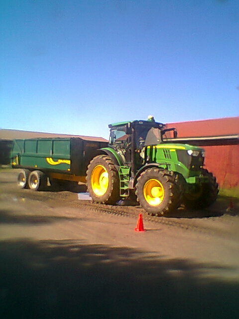John Deere 6210r
Ajettiin koulussa tolla.
