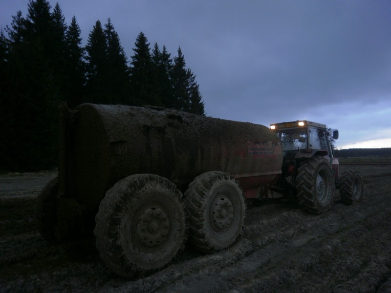 MF 390
Ja paska lentää.
