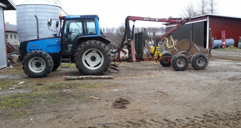 Valtra 6300
Kuvassa Valtra 6300, Patu 515, kärri ja Kesla 19GX energiapuukoura. 
