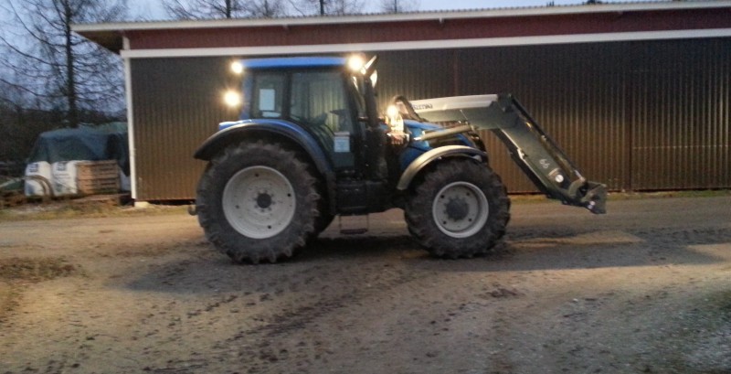 Valtra N163 direkti.
Oli koeajossa Valtra N163 direkti. Voimoo on ihan riittävästi, mutta vinku se vielä vähän on.
