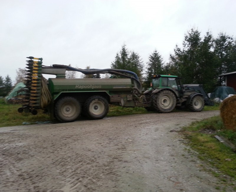 Urakoittijan tee.
Urakoittijan valtra t190. Voimoo on 270hv. Perässä agronicin 14 kuution paskavaunu.
