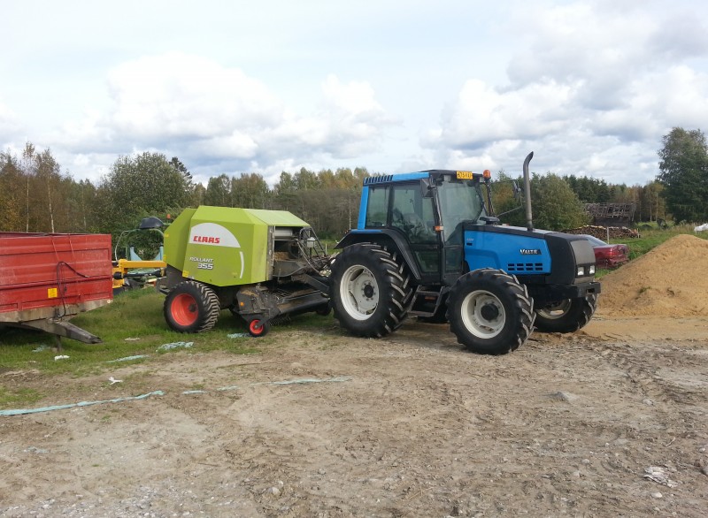 Konneita
Meidän omi konneta. Kuvassa Valtra 6300 ja Claas rolland 355.
