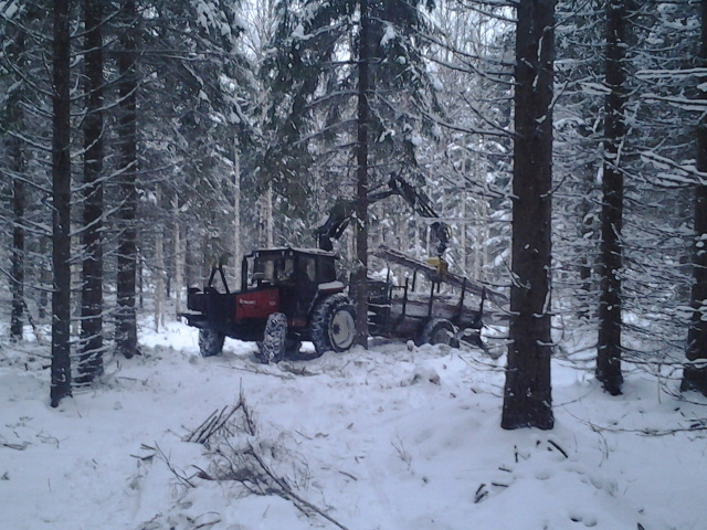 Metässä.
Valmet 655.
