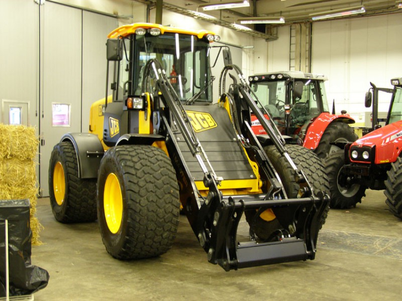 JCB tuli taloon
Isä laittojust kuvan että on nyt tehny kaupat tuommosesta jcb:eestä ja malli on 412s leveillä pyörillä aika komeakone, huomenna laitanlisää kuvia kun kone tulee kotia. Urakointi käyttöön ostanu tuon.
