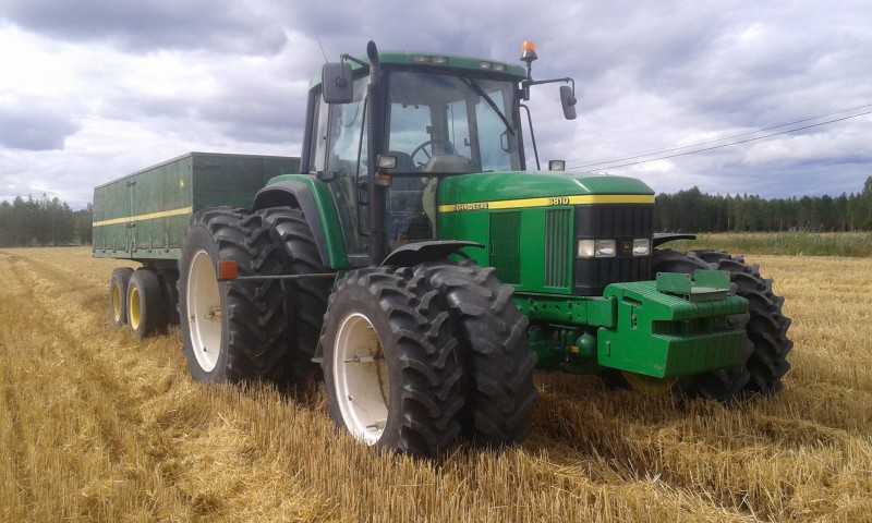 Viljan ajoa JD 6810:lla
