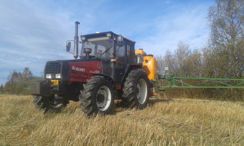 Ruiskutusta Valmet 655:lla
