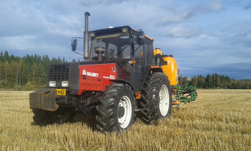 Ruiskutusta Valmet 655:lla

