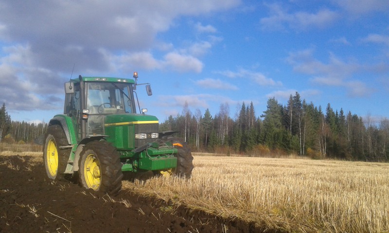 Kyntöä JD 6810:llä
