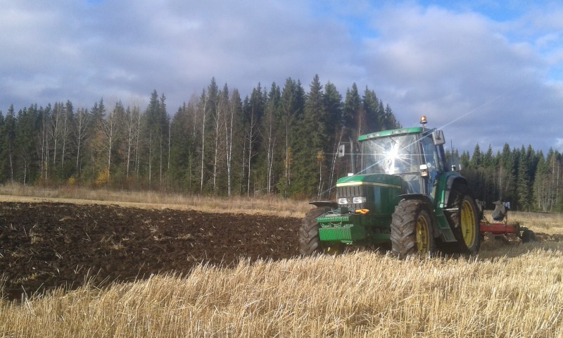 Kyntöä JD 6810:llä
