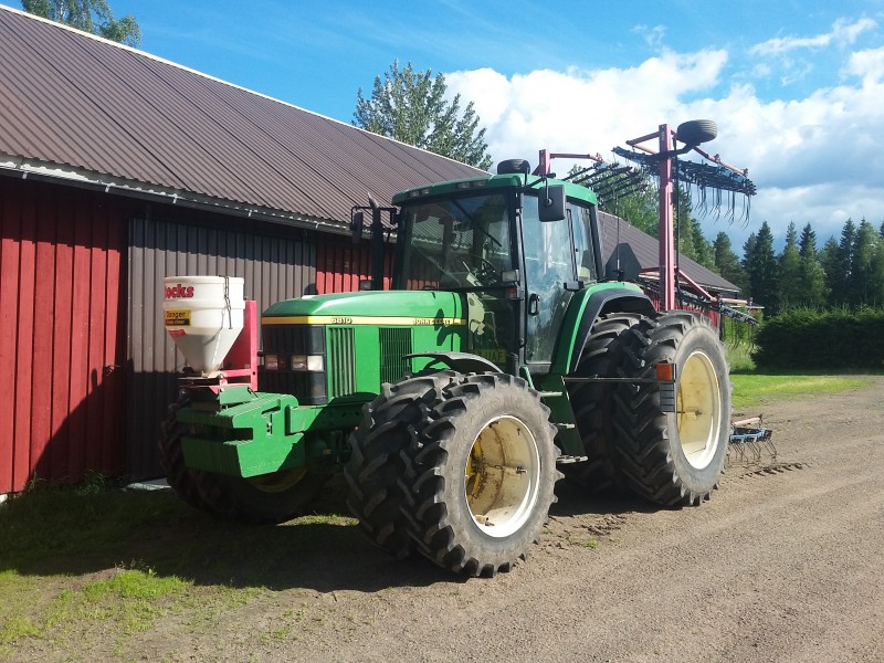 Hömppäheinän kylvöyhdistelmä
John Deere 6810 varustettuna nokkaviskalla ja rikka-äkeellä hömppäheinän kylvöä varten
