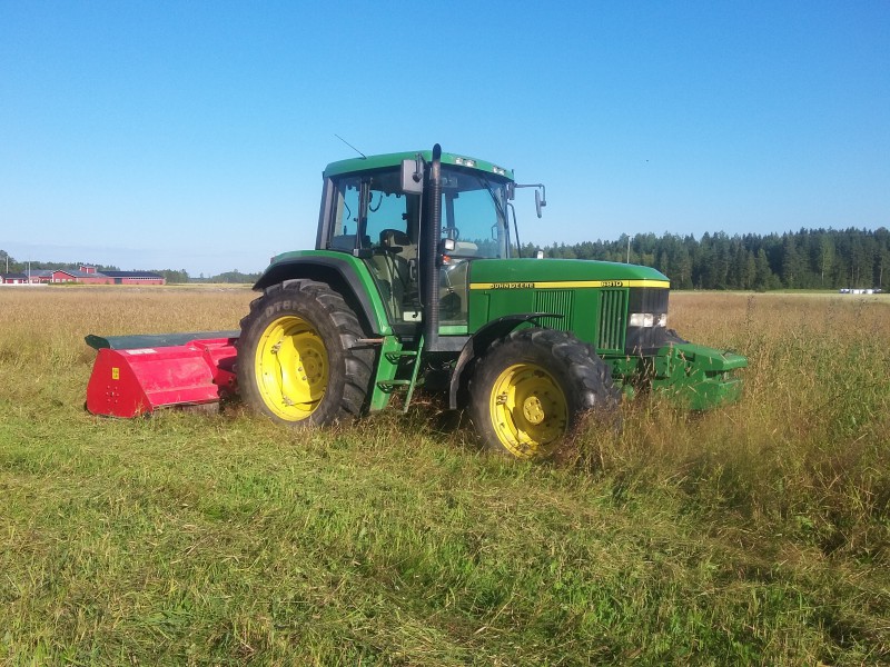 Kesantojen niittoa
John Deere 6810:llä kesntojen niittoa
