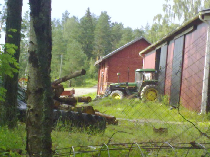 Deere
Tämmöne vanha kuva löyty..joskus kesällä otettu.

