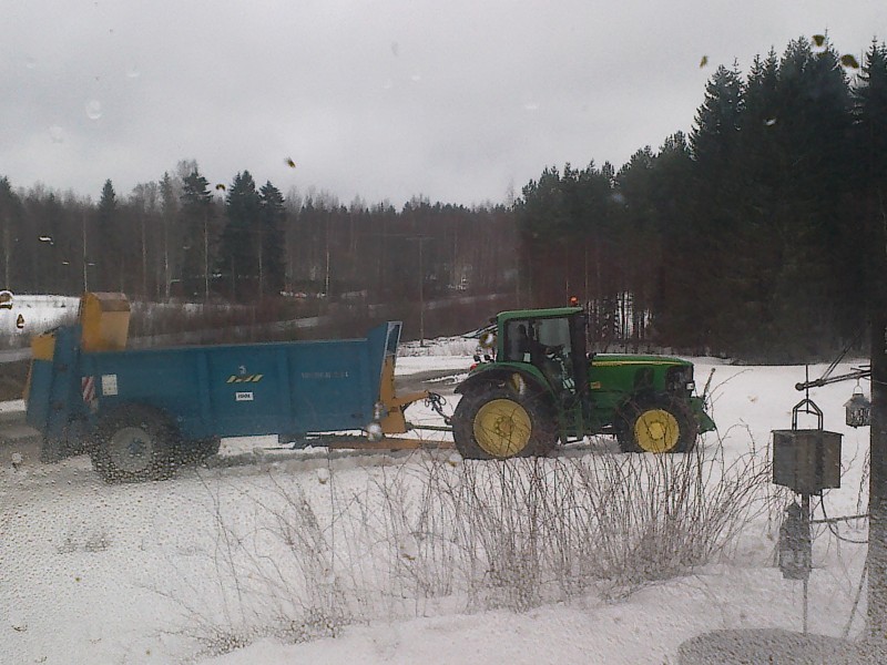 Haettiin lannanlevitin pellolta.
Hyvin meni peura hangessa. Kuvan laatu on mitä on.
