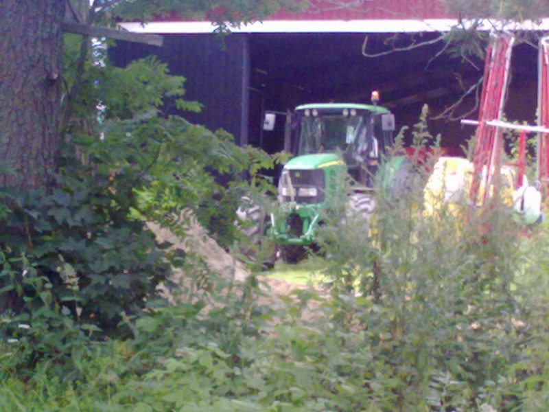 Deere halliin.
Kesällä otettu, kameraan unohtunut kuva.
