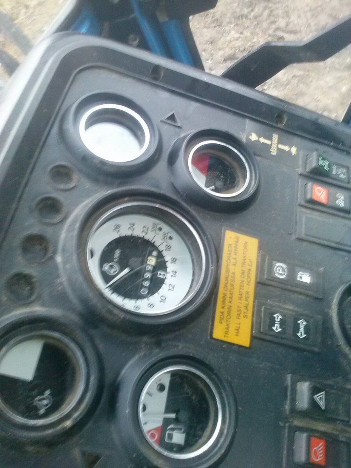 5610 vm1988
Tuli 700h täyteen, sen kunniaksi piti oikeen tehdä suur siivous kopissa ja pestä kunnolla.
