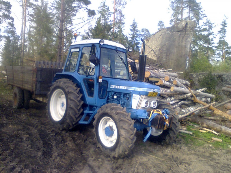 Siirsin tänään...
Ollut meidän omistuksessa nykyään kummisedän
(ford 7610)

