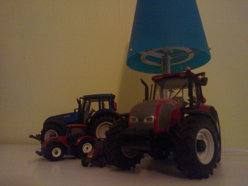 Pienoismalleja
Valtra T163 tuola takana, ja eessä T190.
Laadun takaa Lumia 800...
