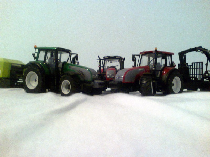 Pienoismalleja: Valtra T213, N142 ja T190.
En oikeen tienny minne alueeseen tämä kuva kuuluisi, niin laitooin täänne...
