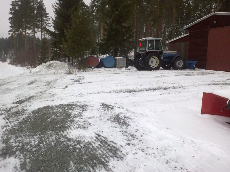 Vähä lunta tuli työnneltyä.
Tuppaa aina ekalla kerralla tuleen murskeet esille, tosin aika haukkoja toi etulevykin niin vielä herkemmin nappaa.
