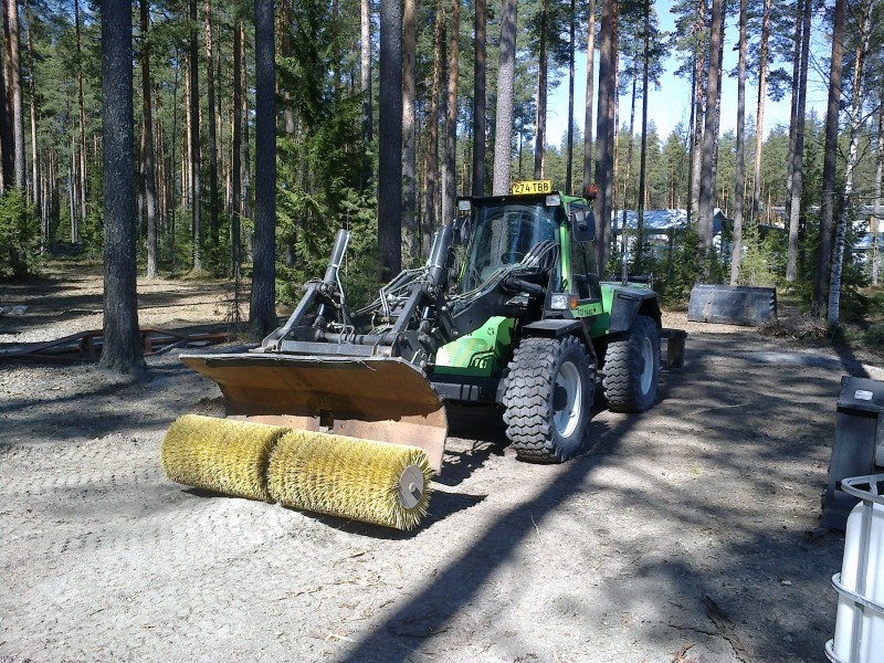 Koulun lm.
LM trac 680 ja harja, tolla tuli melkein koko päivä ajeltua tosin ei tarvinut onneksi paljoo harjata enimmäkseen piikki hommia oli.
Avainsanat: LM, Amis