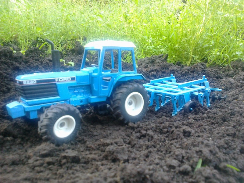 Ford 8830 / TW-35
Tämmönen Sikun Ford, tuli joskus ostettua kun halvalla sai. Melko epätarkkoja nämä Sikun pienoismallit mutta niin on kuvakin :S
Avainsanat: Siku; Ford; 8830; TW-35