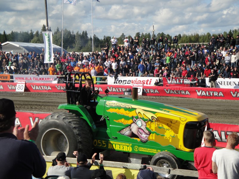 Naapurin Painajainen
Härmän EM-pullingeista 2011. Hienot maalaukset Jontikassa.
Avainsanat: John Deere