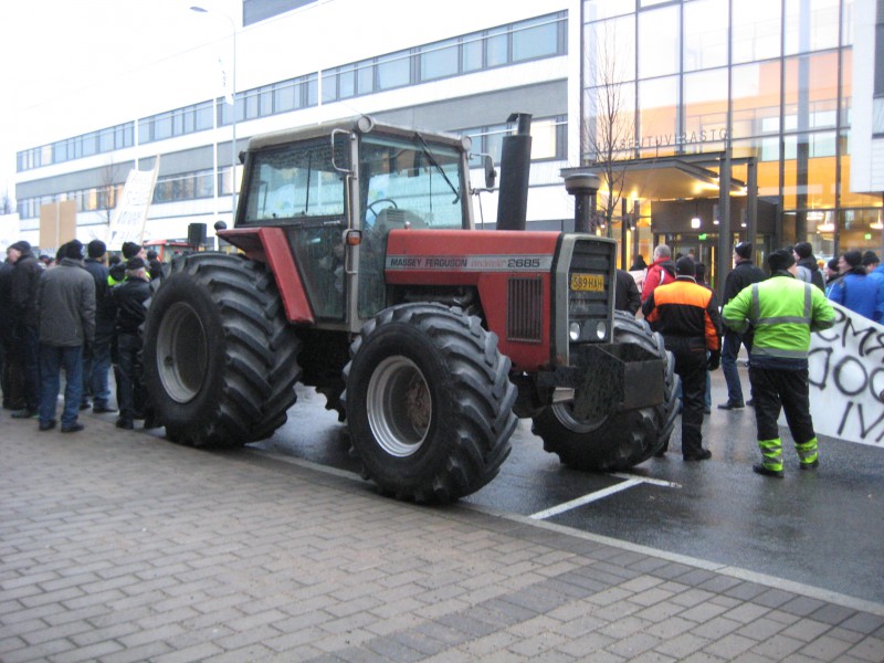 Maatalousyrittäjien mielenosoitus Seinäjoella
Mörkömassikka Seinäjoen Maaseutuviraston edustalla.
Avainsanat: Massey-Ferguson; 2685