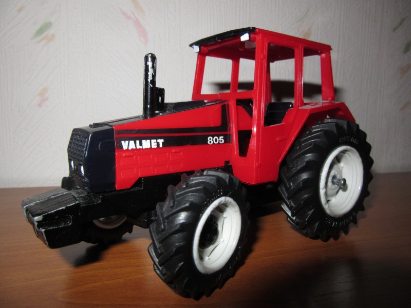 Valmet 805
Valmetti mustapohjaisilla teipeillä, ollut todella lyhyen aikaa tuotannossa. Britains 1:32
Avainsanat: Valmet; 805
