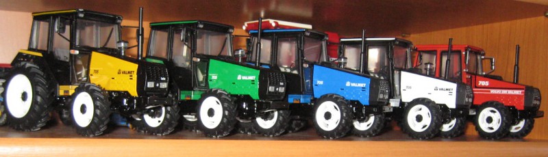 Värisuora
Universal Hobbiesin Valmet 705 pienoismallit mittakaavassa 1:32.
Avainsanat: Universal Hobbies; Valmet; 705