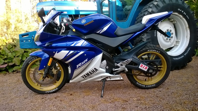 Siniset
YZF-R ja 5610
Avainsanat: Ford; 5610; Yamaha; YZF-R; 125
