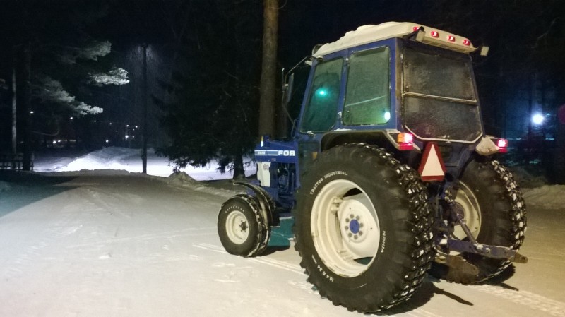 On sitä valoa myös taaksepäin.
Muutama ledi kopinrajassa tuikkimassa työvalojen lisäksi.
Avainsanat: Ford; 5610; led