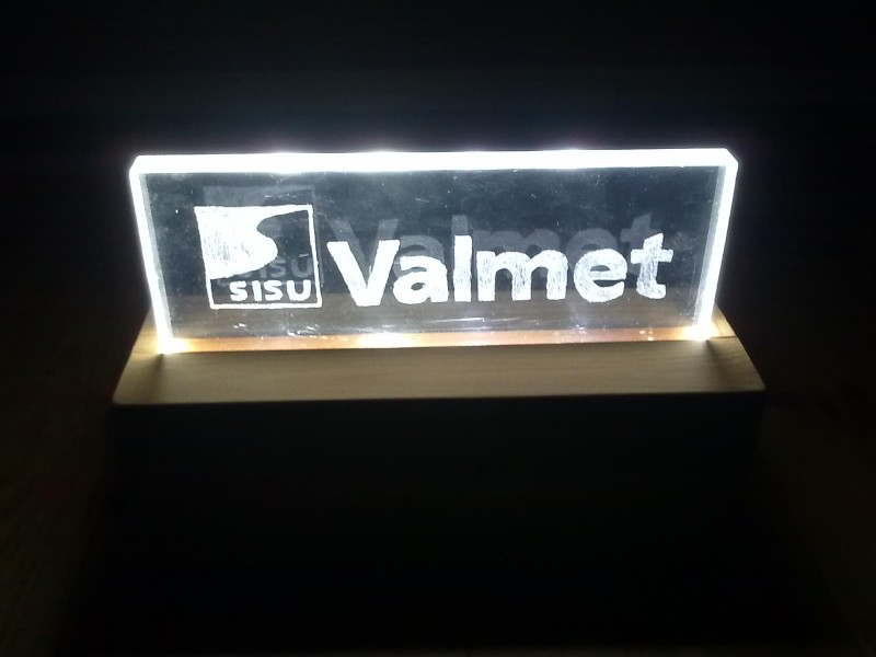 Sisu Valmet
Teknisen tunnilla tuli joskus tommonen väsättyä.
Avainsanat: Sisu; Valmet; pleksi; led