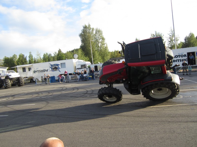 Valtra N141
Joku näytös
