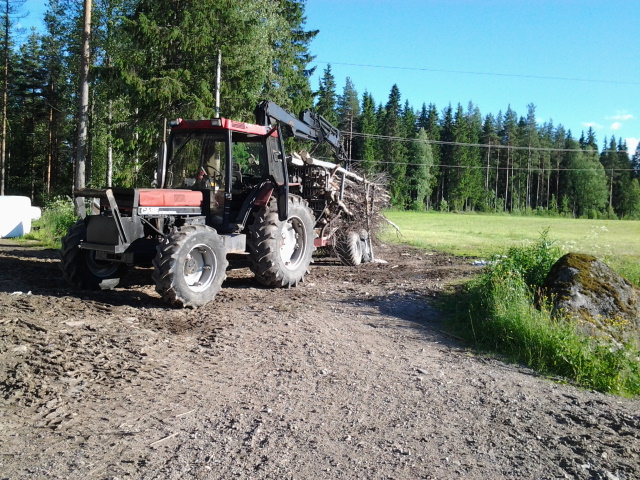 Mehtäcase ja risu kuorma.
Risuja ajoin 845xl:lä.
