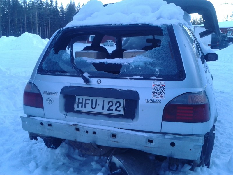 Auto sai vähä kipeet ku isä yritti vetää autoo kauhalla taaksepäin nii puskuri irtos ja takalasi paskaks mut sain myytyy heti ku purin auton tuning osista
13.3.2013
