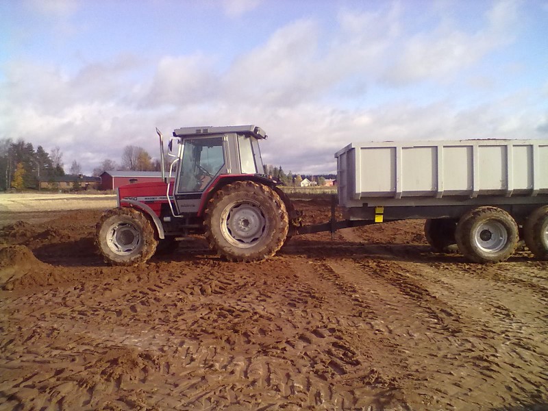 Siinä on Massey-Ferguson 3060 (Turbo)
Tämmösen vanhan kuvan löysin
