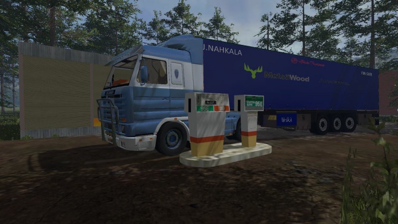 Vanhusta tankkaamassa.
