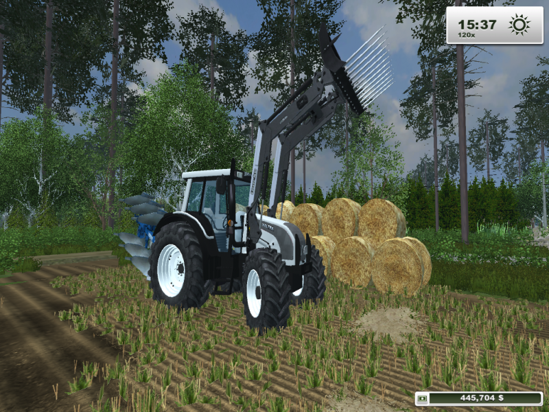 Valtra N121H Kyntöä.
