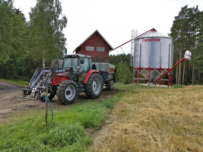 Ja jyvät liikkuu Ferkun ja Tuhtien voimalla
