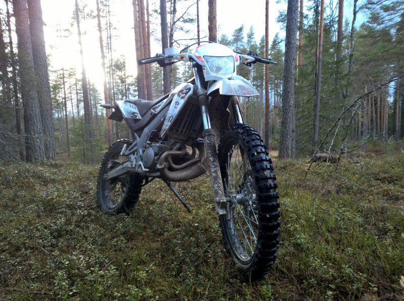 Mopo
Aprilialla metsään, ei ollu ajovirhe tosin tällä kertaa
