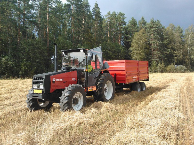 Valmetti pellonlaijassa
Valmet 705 ja Junkkari J-10
