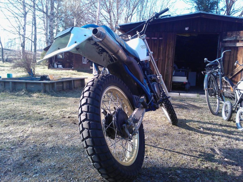 Suzuki DR250
Huomatkaa kultaset vanteet ja ES-änkkä. :D
