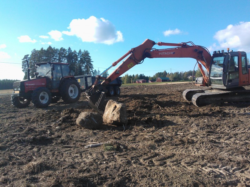 Valmet 705+Tuhti WS 120 ja Hitachi Zaxis 120
muutaman viikon vanha kuva Valmetista ja Hitachista raiviolla.
Avainsanat: Valmet; Hitachi