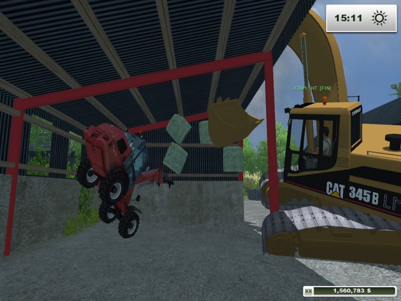 Paalitöissä...
JCB peruutti seinään ja paalit jäi jumiin ja tässä se irrottaa niitä kaivinkoneella.
