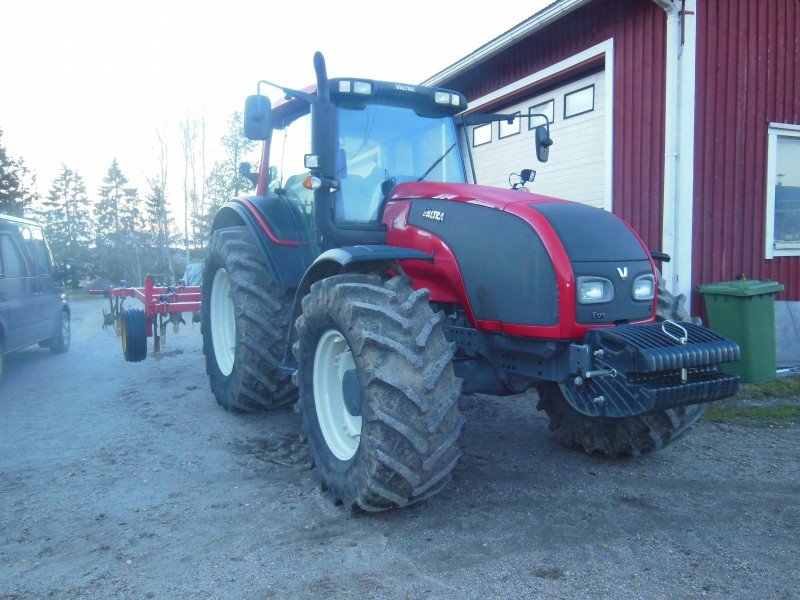 T171
Meirän T171 josta on revitty 230hp pesty ja puunattu (perässä väderstad kultivaattori)
