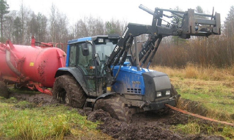 Valtra 6750 Hi-Tech
Vallu jäi kiinni toissa syksynä :p
