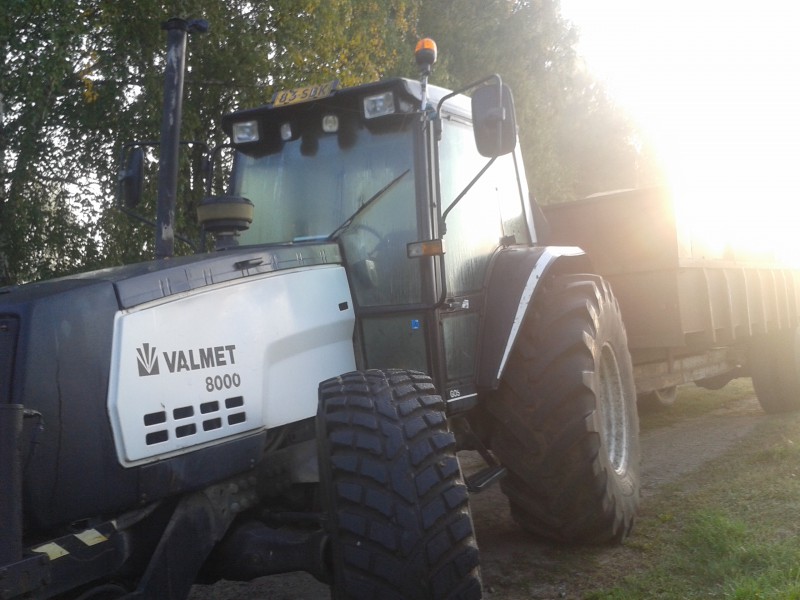 Valmetti aamulla pihassa viljakuormalla. :)
